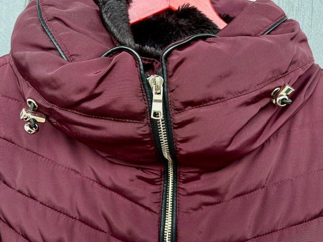 C&A Giacche: Bordeaux-rote kurze Winterjacke – Usato da Ottikon venduto da lo99 1