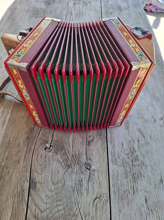 Strumenti musicali: Schwyzerörgeli 3-Chörig Ton B Paul Mauron – Usato da le Cerneux-Péquignot venduto da empiag 2