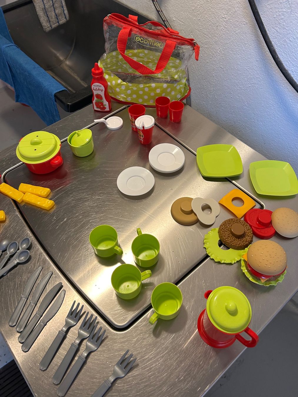 Jouets: Spielzeug Set Küche Burger, Besteck, Teller – Neuf avec emballage d'origine à Wabern par belka72 1