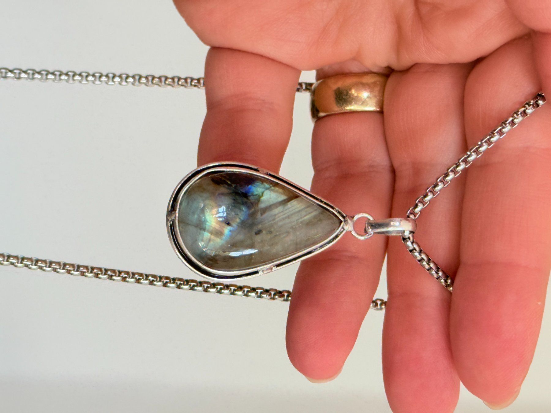 Catenine: Collier avec pendentif labradorite – Nuovo e nell'imballaggio originale da Genève venduto da AGBERG 2