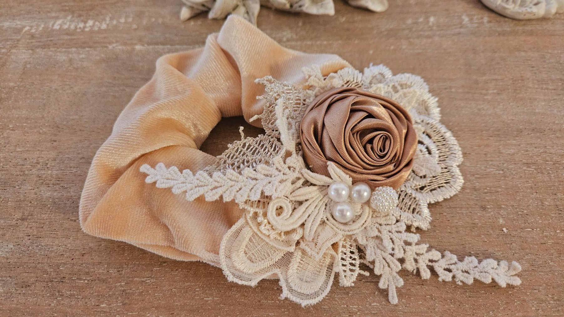 Accessori per capelli: Haarband Scrunchie Haargummi mit Blumen und Spitze – Nuovo e nell'imballaggio originale da Gossau ZH venduto da Goes05