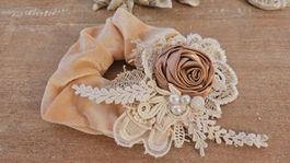 Haarband Scrunchie Haargummi mit Blumen und Spitze