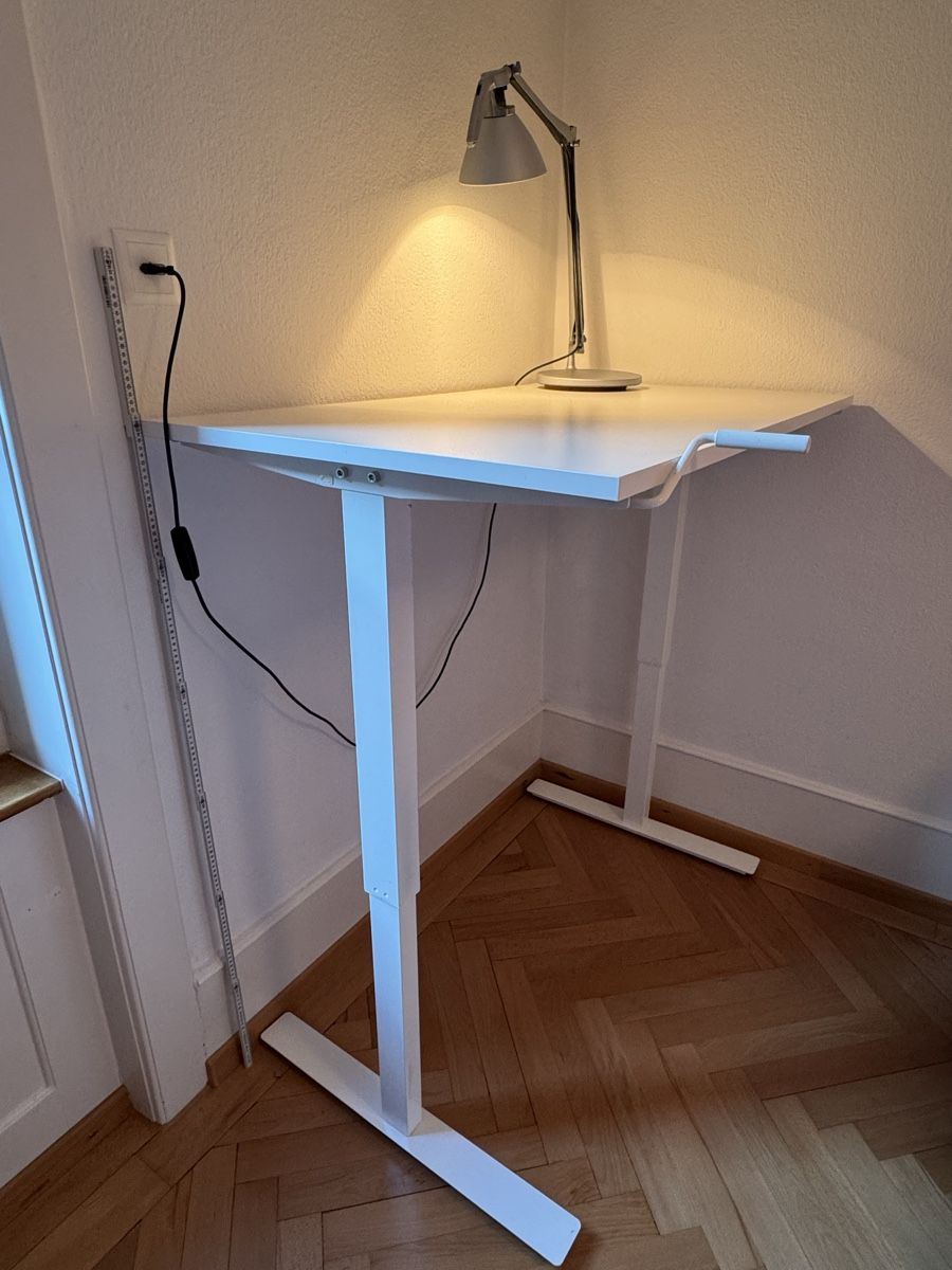 Bureaux: Steh und Sitzschreibtisch weiss Ikea  – D'occasion à Biel/Bienne par max_s2g7 7