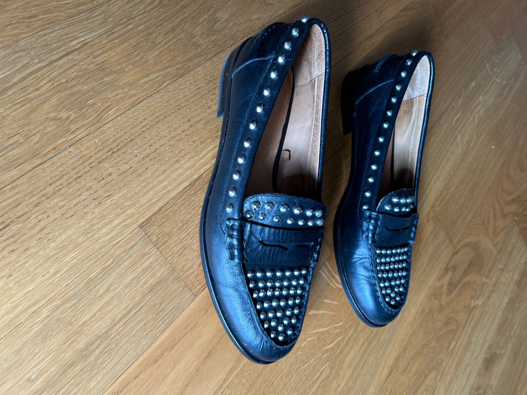 Scarpe da donna: schwarze Schuhe mit Nieten – Usato da Mörel venduto da jac_rq58