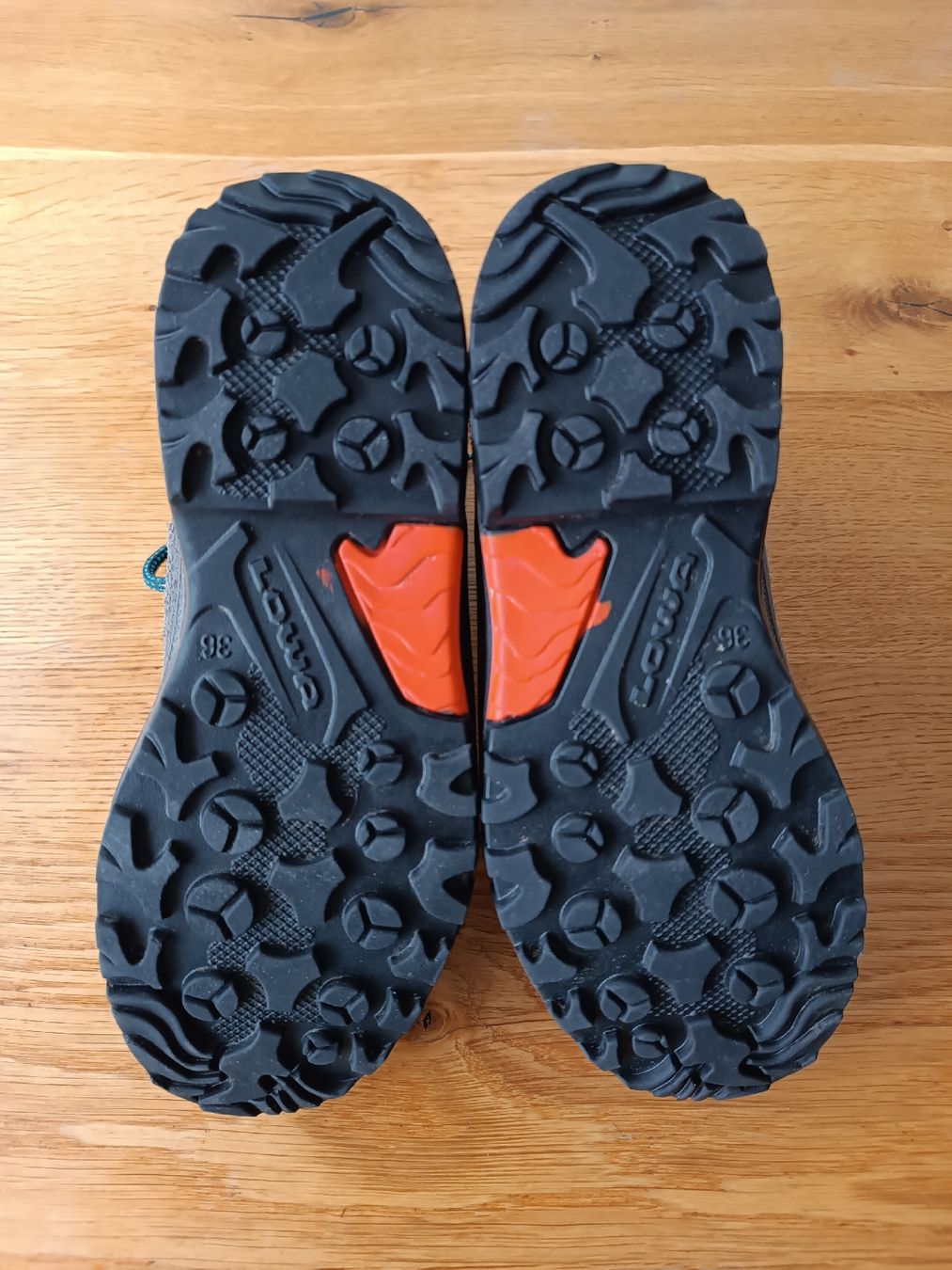 Lowa Scarpe da uomo: Lowa Wanderschuhe / Trekkingschuhe in Grösse 36 – Usato da Heiden venduto da Sotema 1
