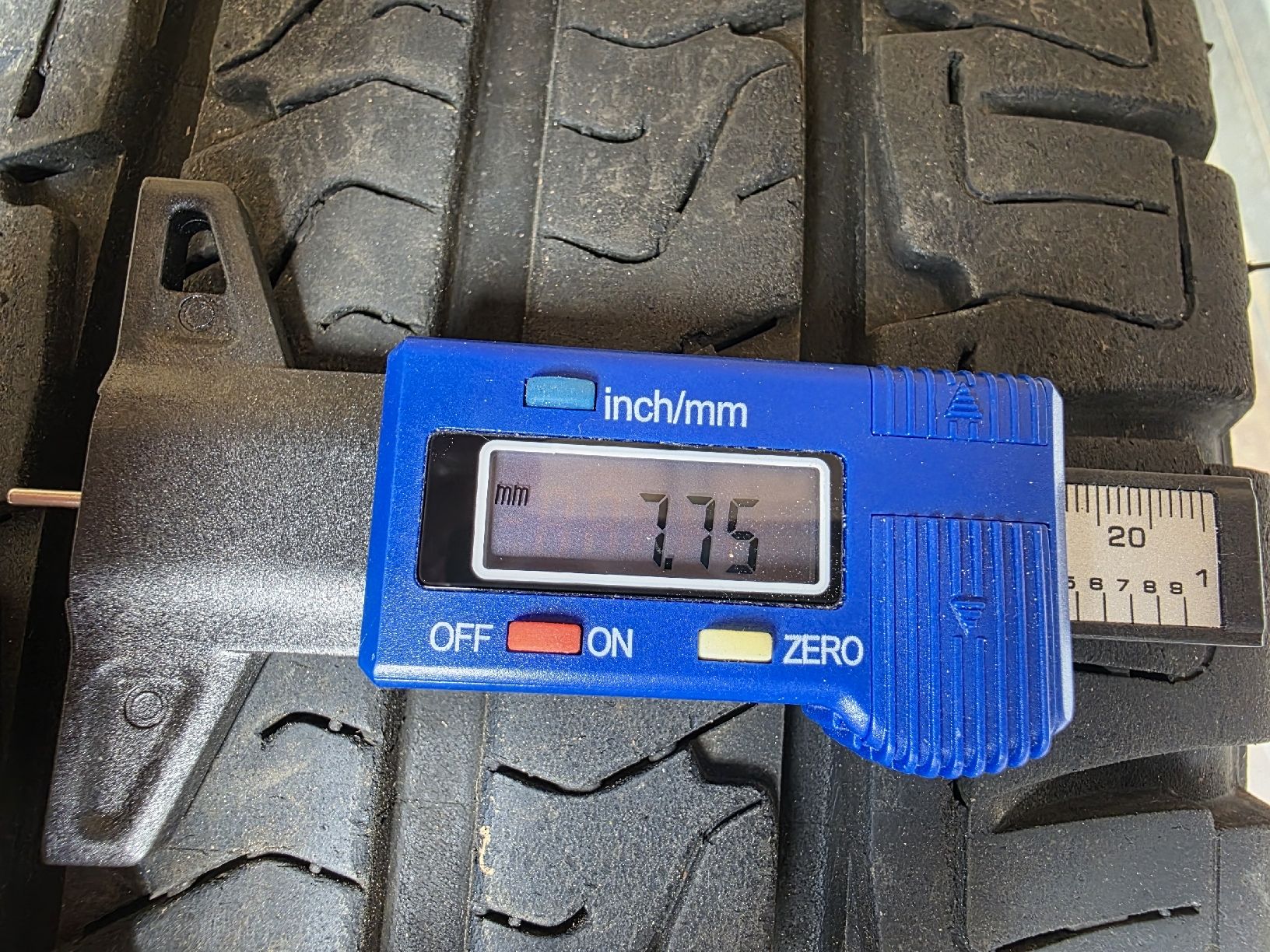 Michelin Pneus & Roues: 2 Michelin Agilis Camper 225/75 R 16 – D'occasion à Oberwil (Dägerlen) par Lugi17 6