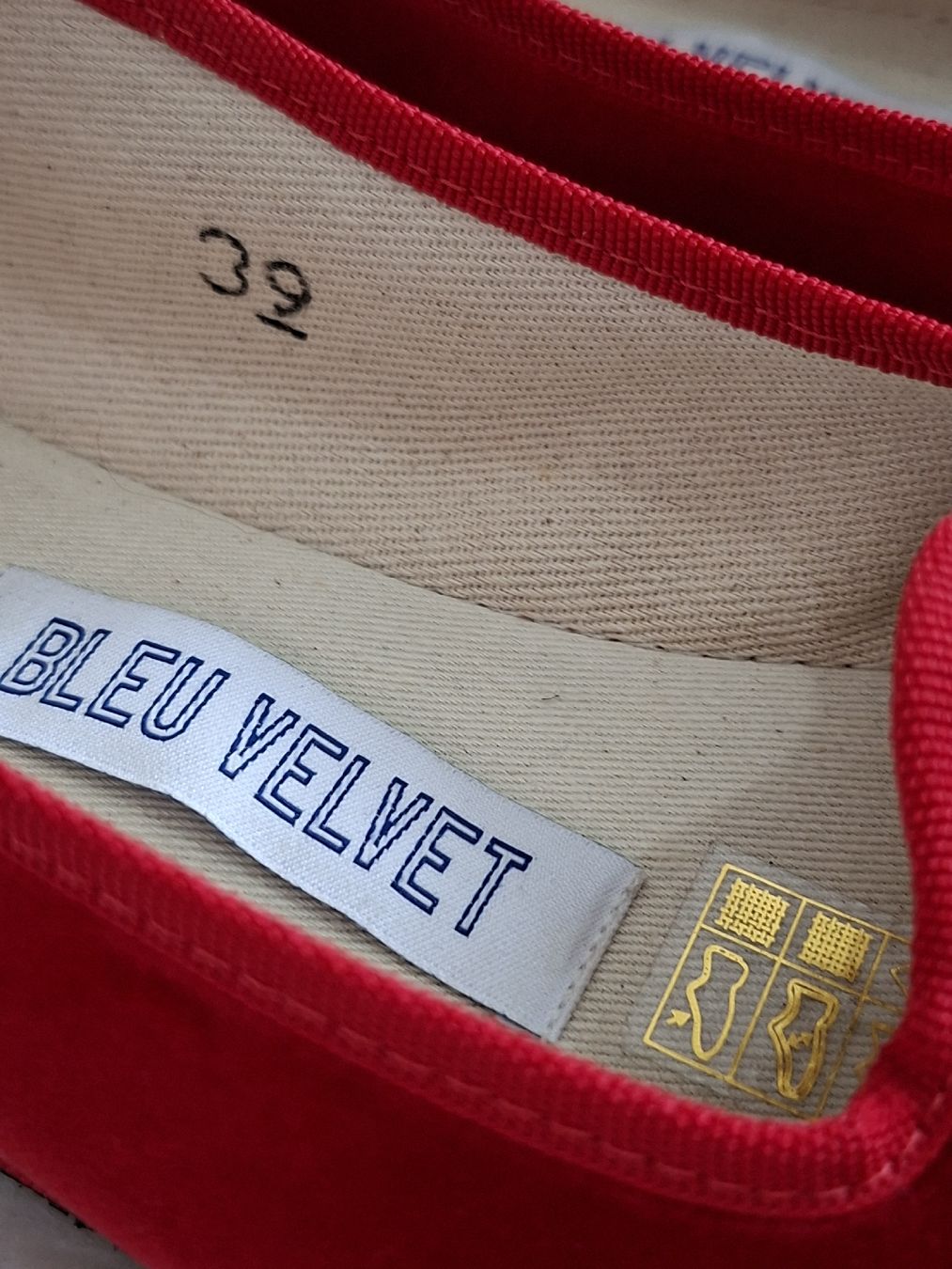 Scarpe da donna: Chaussons rouges en velours Bleuet, T.39,  – Usato da Renens VD venduto da ser_j2fn 4