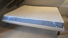 Bequemes Bett 160x200 cm Ikea mit Lattenrost und Matratze
