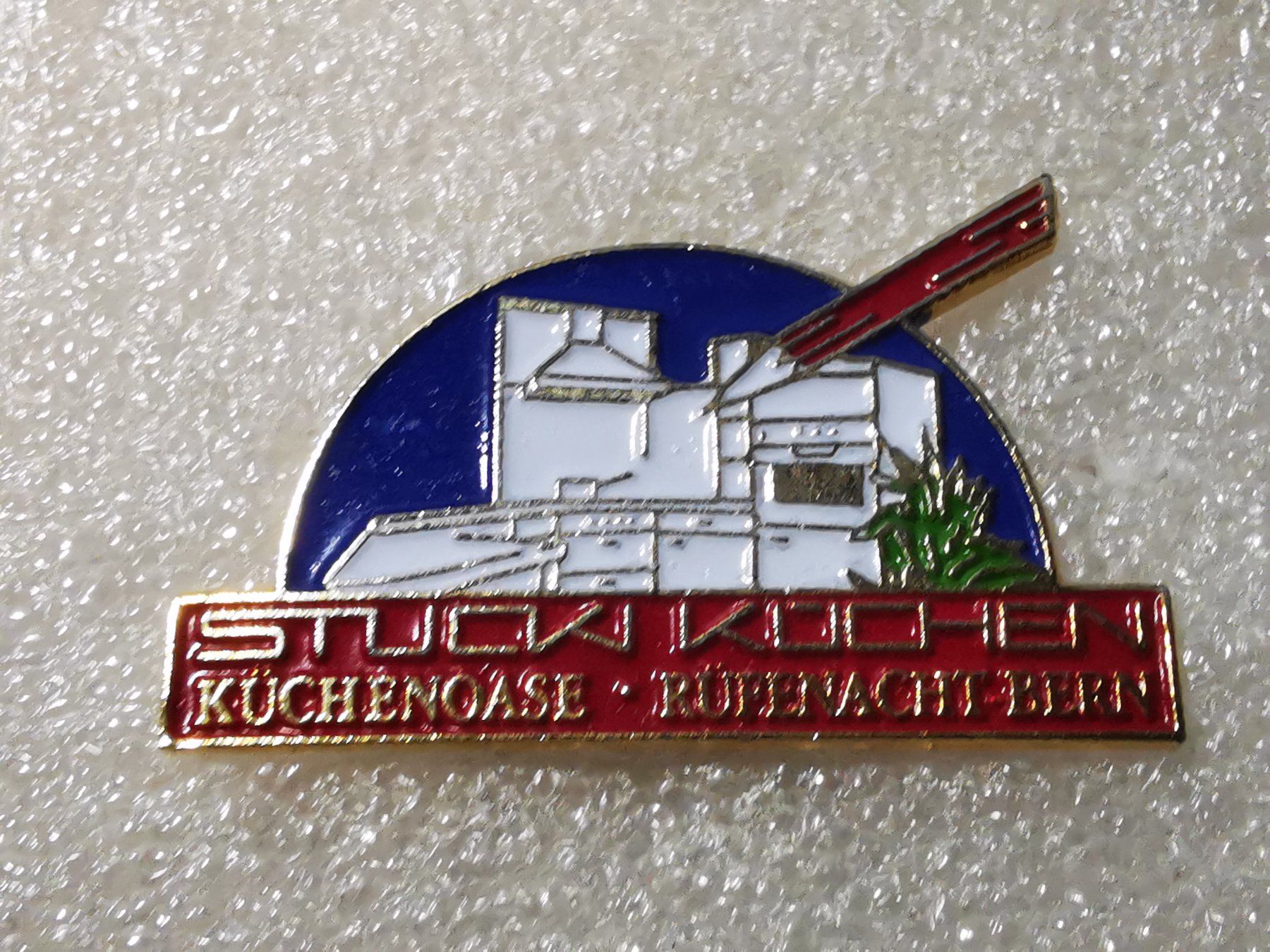 Plaketten & Abzeichen: Ansteckpin 21: Stucki Küchen – Gebraucht aus Oppligen von Pin-Fall-Shop