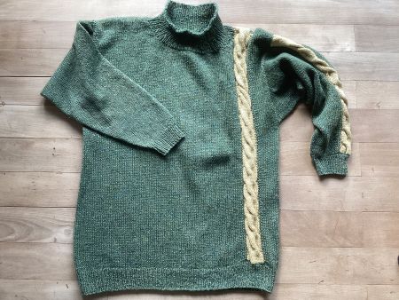 Strickpullover grün mit ockerfarbenem Zopfmuster