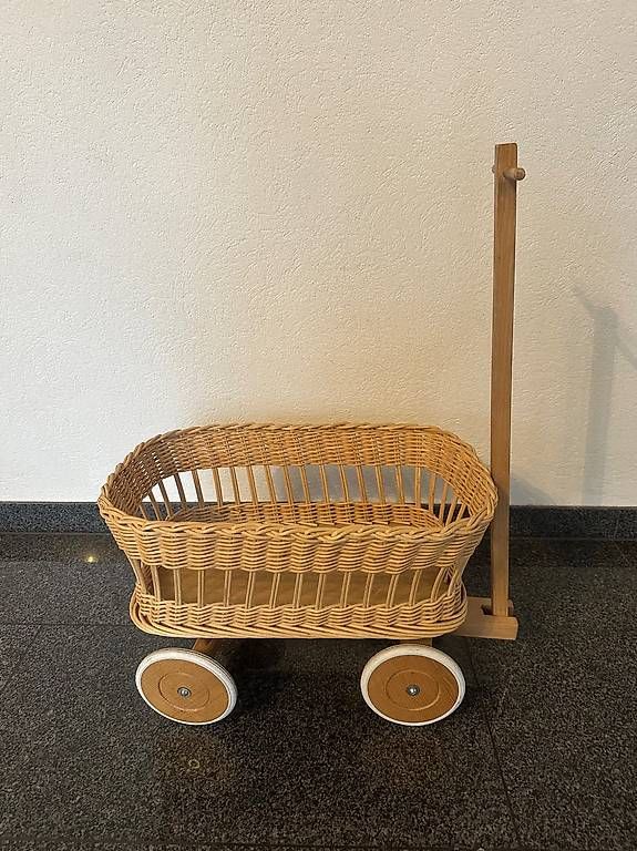 Carrozzine per bambole: Holz-Puppenwagen mit Korbgeflecht – Usato da Schänis venduto da patrickangehrn