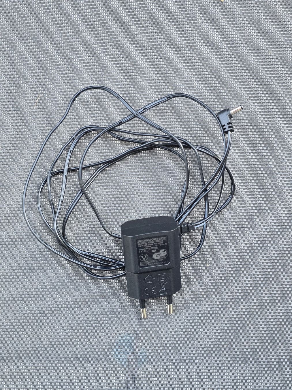 Akkus & Batterien: Ladegerät mit Hohlstecker 3.5 × 1.35  |  2m – Gebraucht aus Grandval von Golumbus