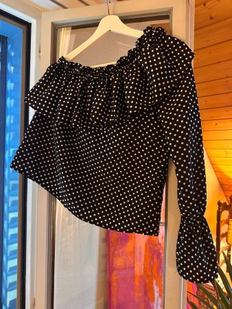 One-Shoulder Sommer-Bluse mit Pünktchen, Carmen-Stil
