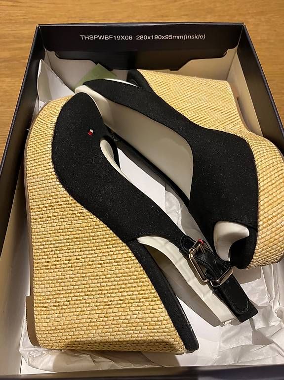 Tommy Hilfiger Damenschuhe: TOMMY HILFIGER BLACK PLATFORM OPEN TOE 38 – Neu und originalverpackt aus Wallisellen von chi_mw7l