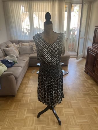 Kleid Schwarz-Weiss gemustert Taillengummi Grösse S