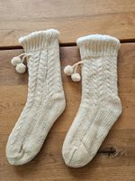 Warme Haussocken mit Bommeln beige
