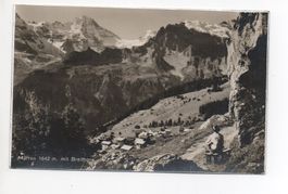MÜRREN Mann schaut auf's Dorf