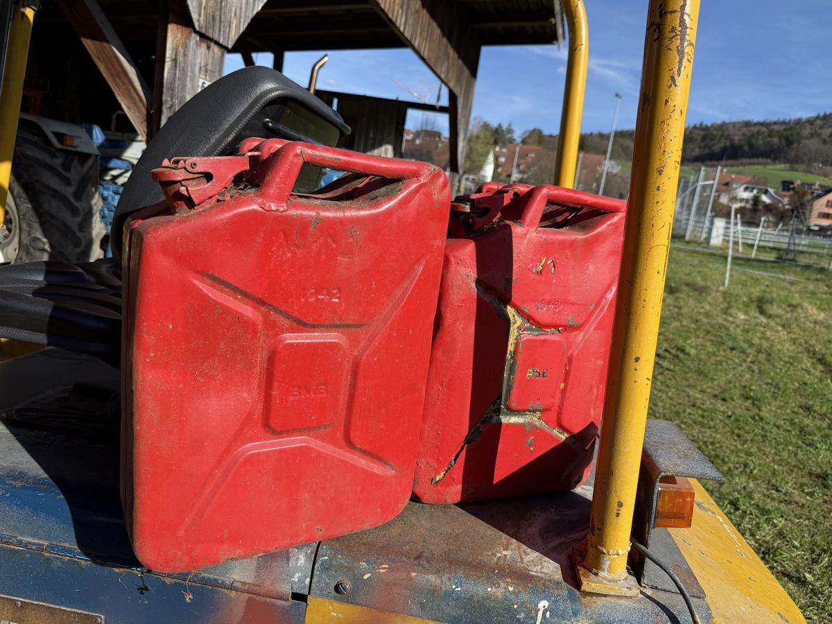 Benzinkanister: Ww2 Kanister – Gebraucht aus Bennwil von Ford5600t