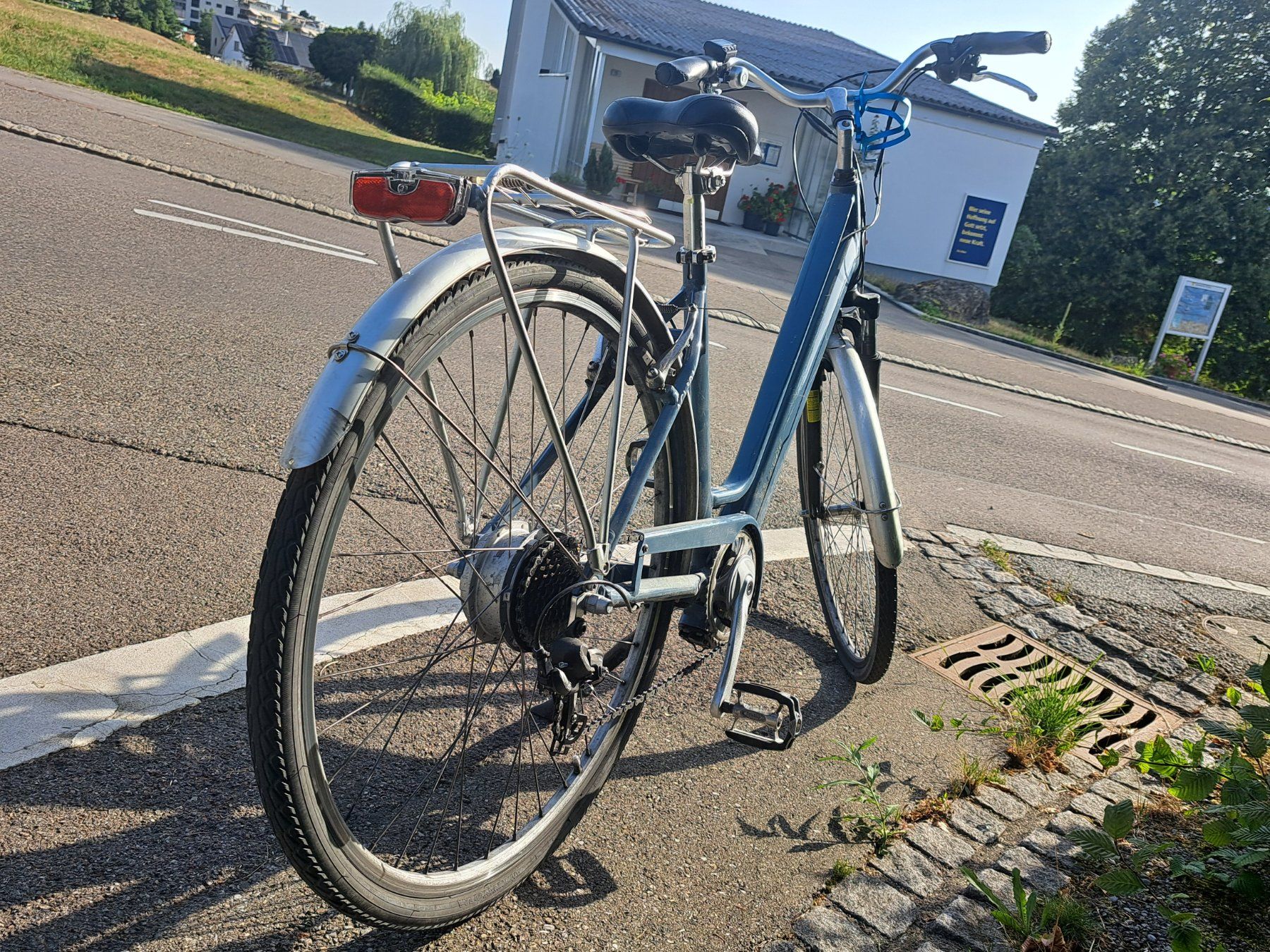 Vélos: Damen E-Bike hellblau 25 km/h – Défectueux à bazenheid par salerno007 1