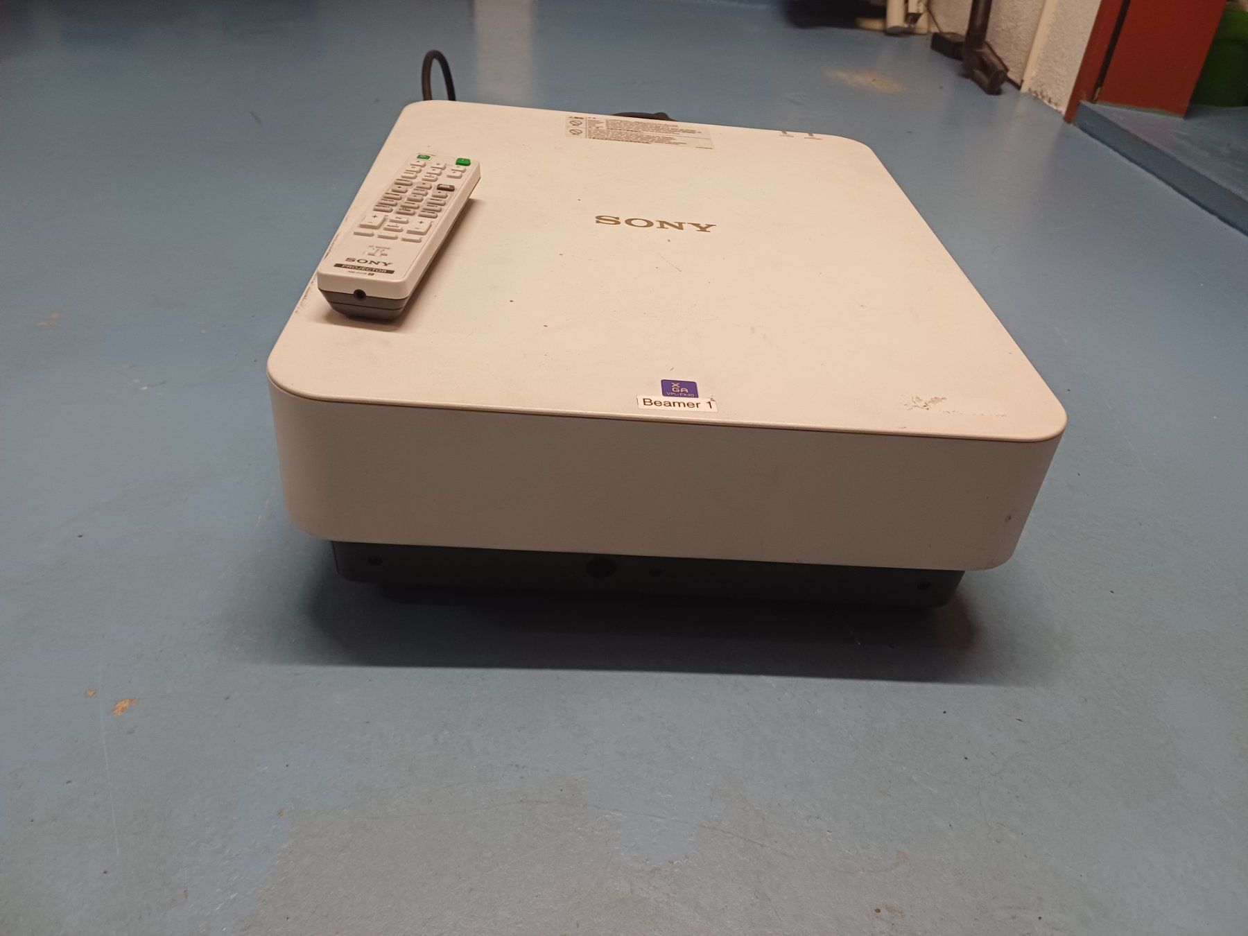 Sony Home Cinema: Groß Leinwand 4 Meter Hoch 7 Meter Lang mit Beamer – Usato da Hochdorf venduto da Kusi029 3