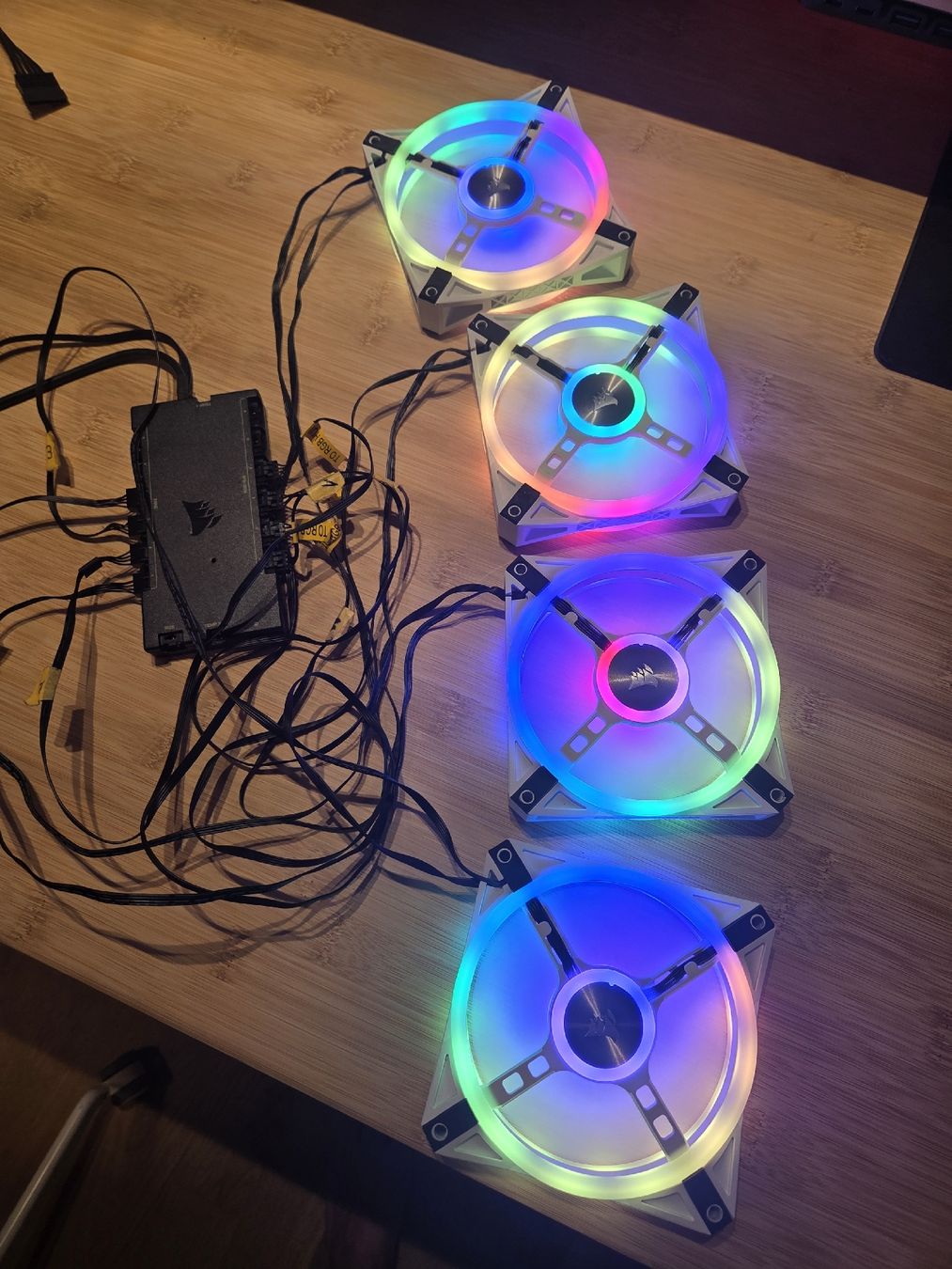 PC: 4xiCUE QL120 RGB Weiss inkl. Controller PRO – Usato da Arbon venduto da Mamamia13 6