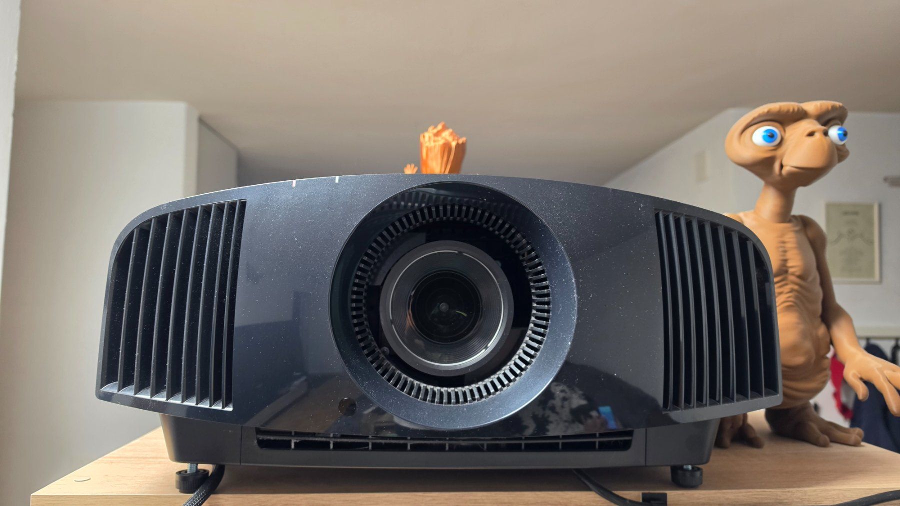 Sony Proiettori: Sony VPL-VW270ES Beamer – Usato da Glarus venduto da Joeggi1 2