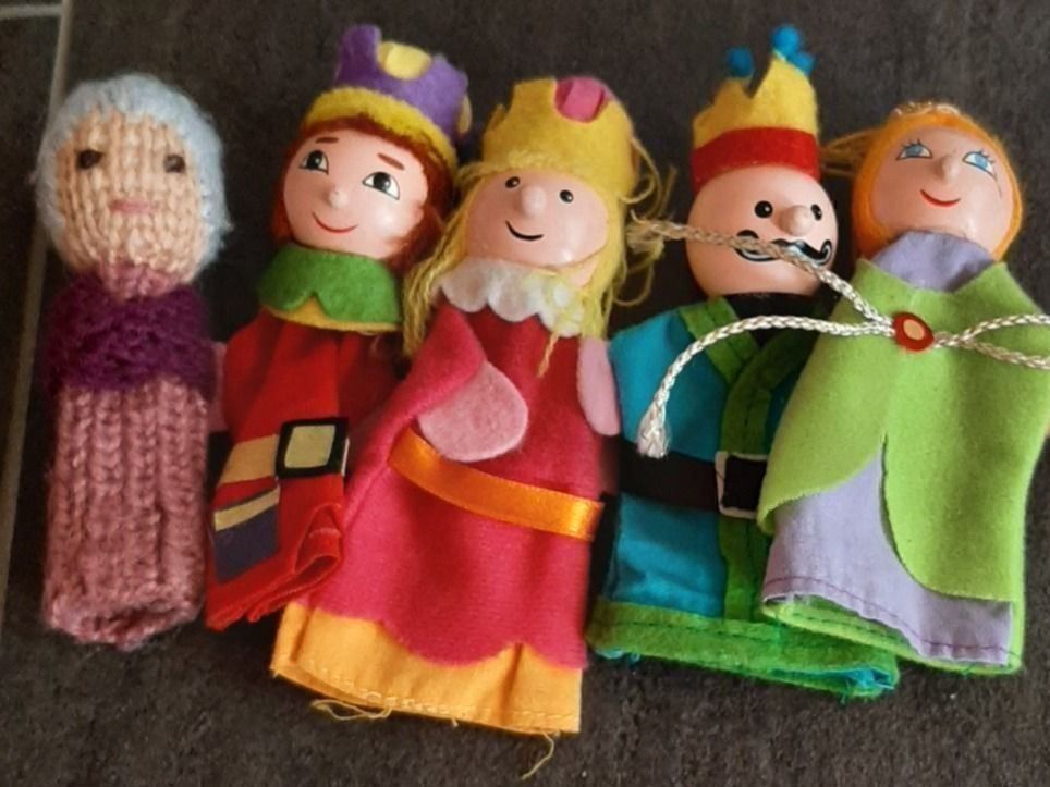 Spielzeuge: Fingerpuppen, Kasperl-Puppen. – Gebraucht aus Buchs AG von Cuescu 1