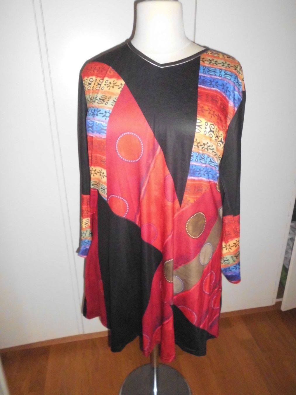 Tuniche: Longue tunique noire/multicolors T. 52 – Nuovo (secondo la descrizione) da Marin-Epagnier venduto da Madja