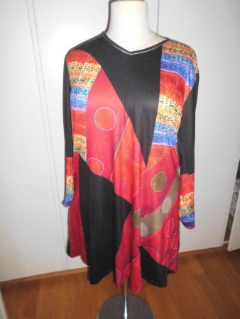Longue tunique noire/multicolors T. 52