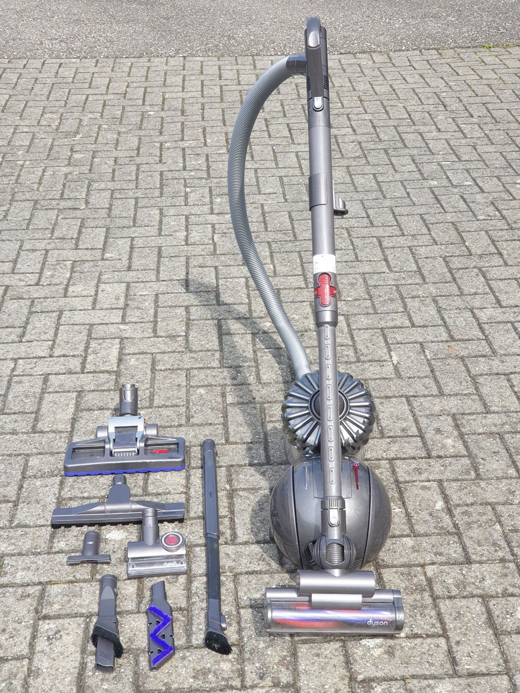 Dyson Staubsauger & Zubehör: Dyson DC52 Staubsauger mit Zubehör, guter Zustand – Gebraucht aus Riedtwil von Karius_baktus
