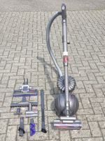 Dyson DC52 Staubsauger mit Zubehör, guter Zustand