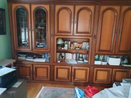 Holzschrank mit Vitrine