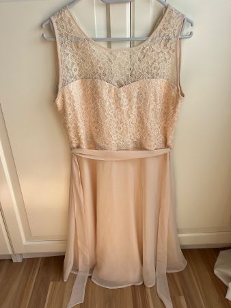 Schönes, neues Kleid mit Spitzen, Nude