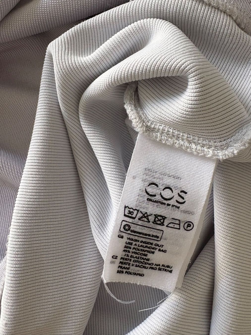 Cos T-shirt: COS T shirt v neck size S – Usato da Muzzano venduto da Sidney_3 2