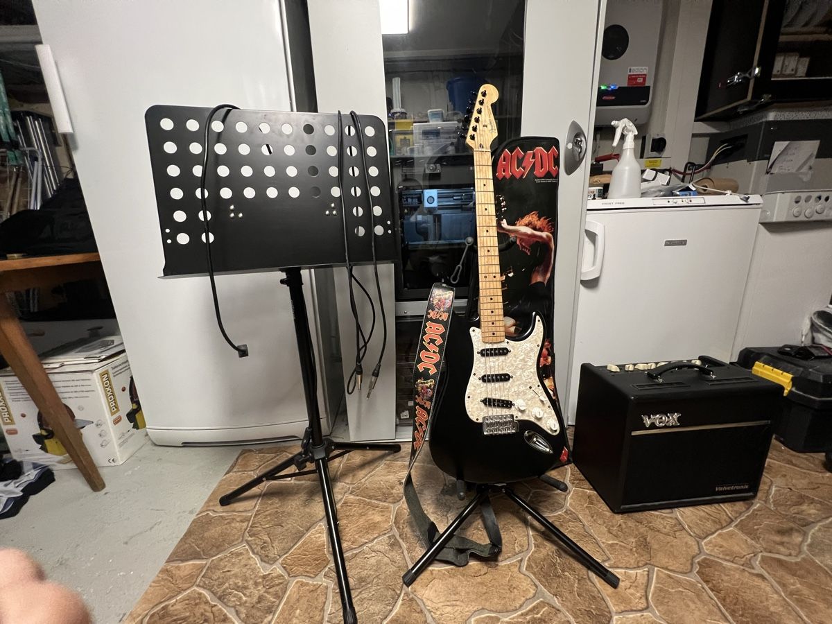 Fender Strumenti musicali: E-Gitarre mit Verstärker, Tasche und Ständer – Usato da Walenstadt venduto da Waxfever839