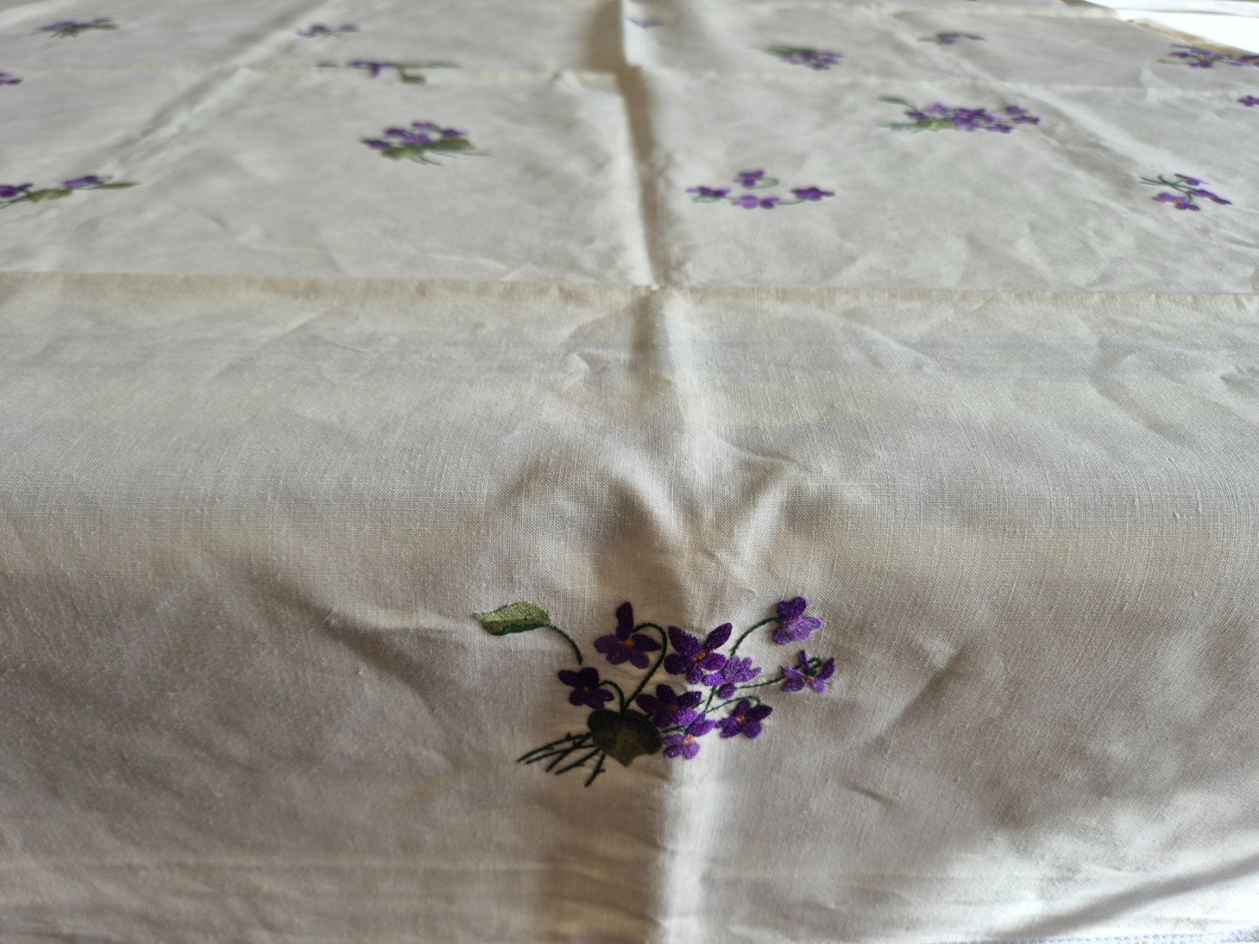 Altra biancheria da tavola: Handgestickte Tischdecke mit Veilchenmuster, Vintage Stil – Usato da Bern venduto da aronari 1