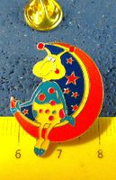 COMICS MANN IM MOND PIN