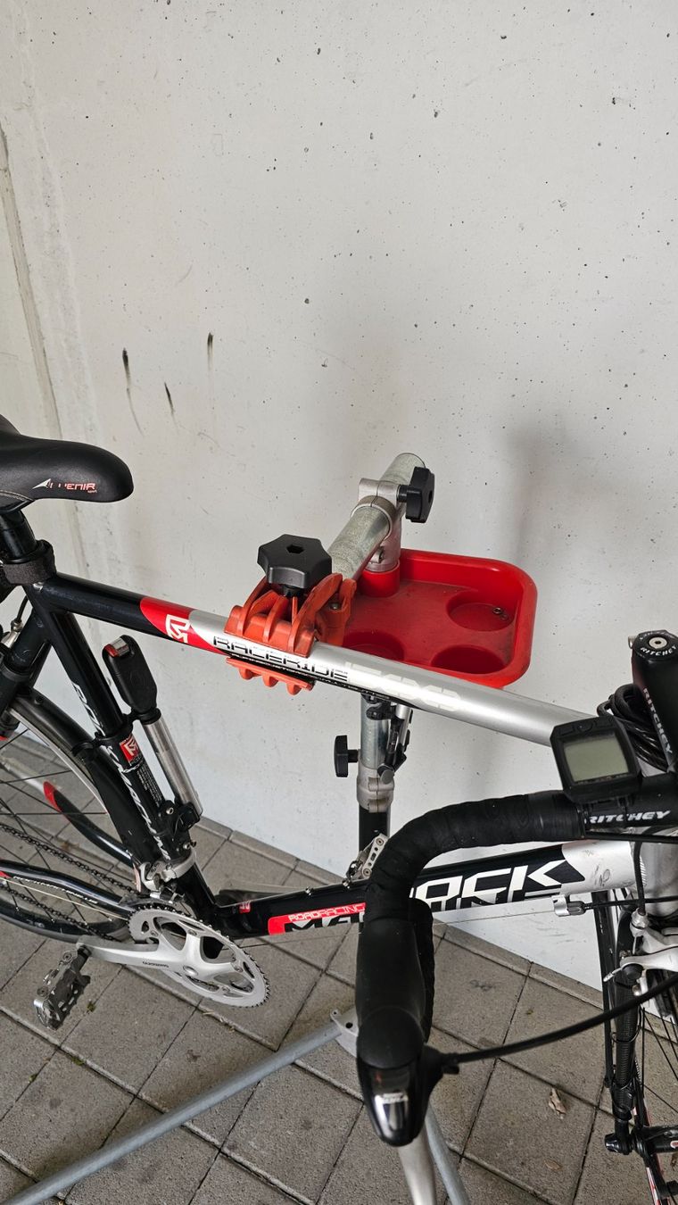Veloständer: Fahrradreparaturständer mit V-förmiger Basis – Gebraucht aus Küssnacht am Rigi von delanyc 3