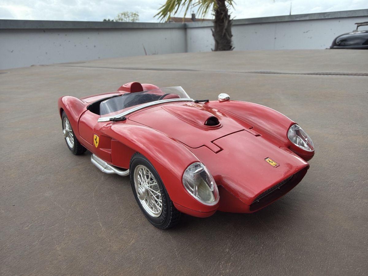 Bburago Modellini d'auto: Ferrari 250 Testarossa - 1/18 - Bburago – Usato da Wolfwil venduto da Rolex1 3