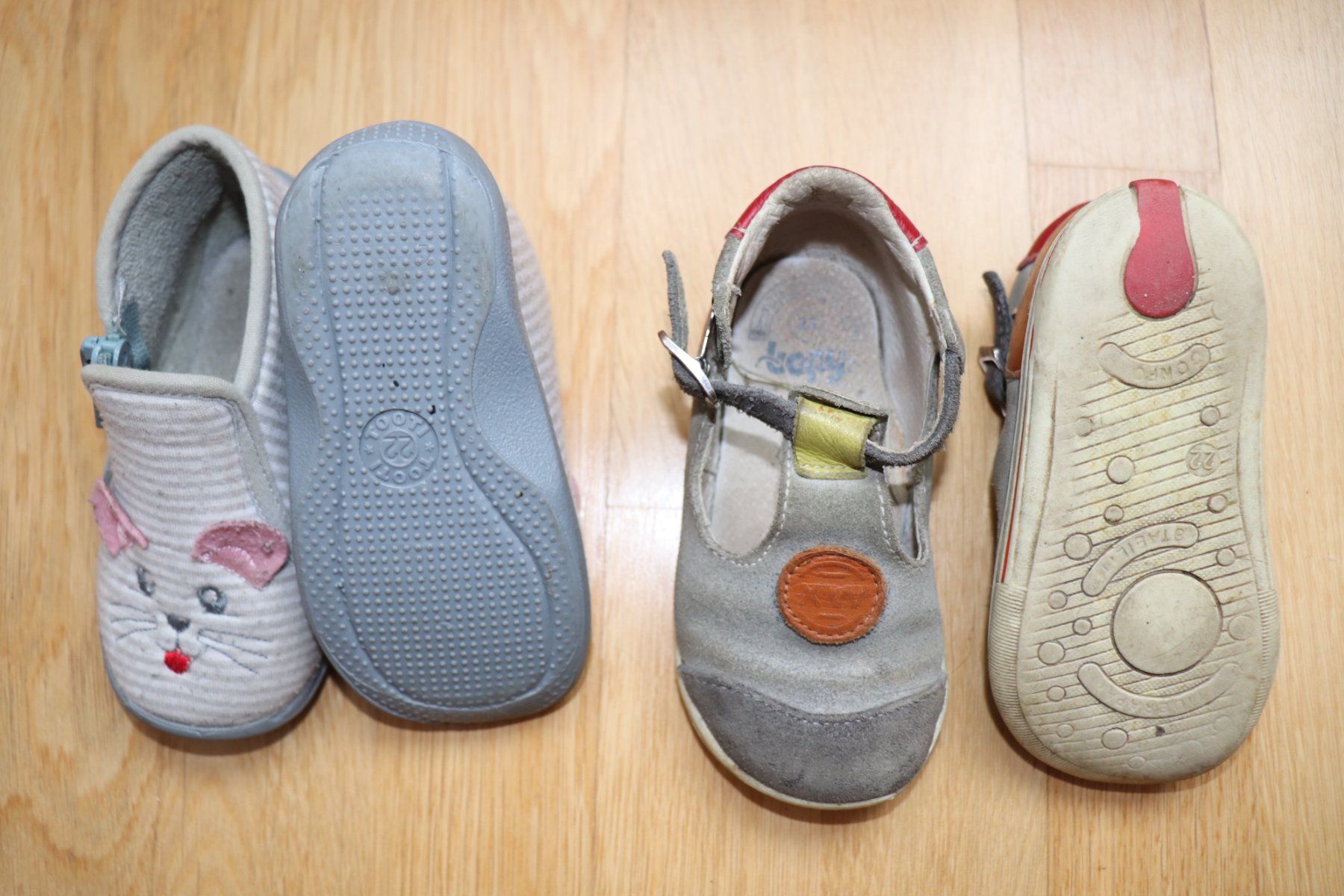 Schuhe für Mädchen: Sandalen + Hausschuhe Mädchen Gr. 22 – Gebraucht aus Fontaines NE von neuch123 1