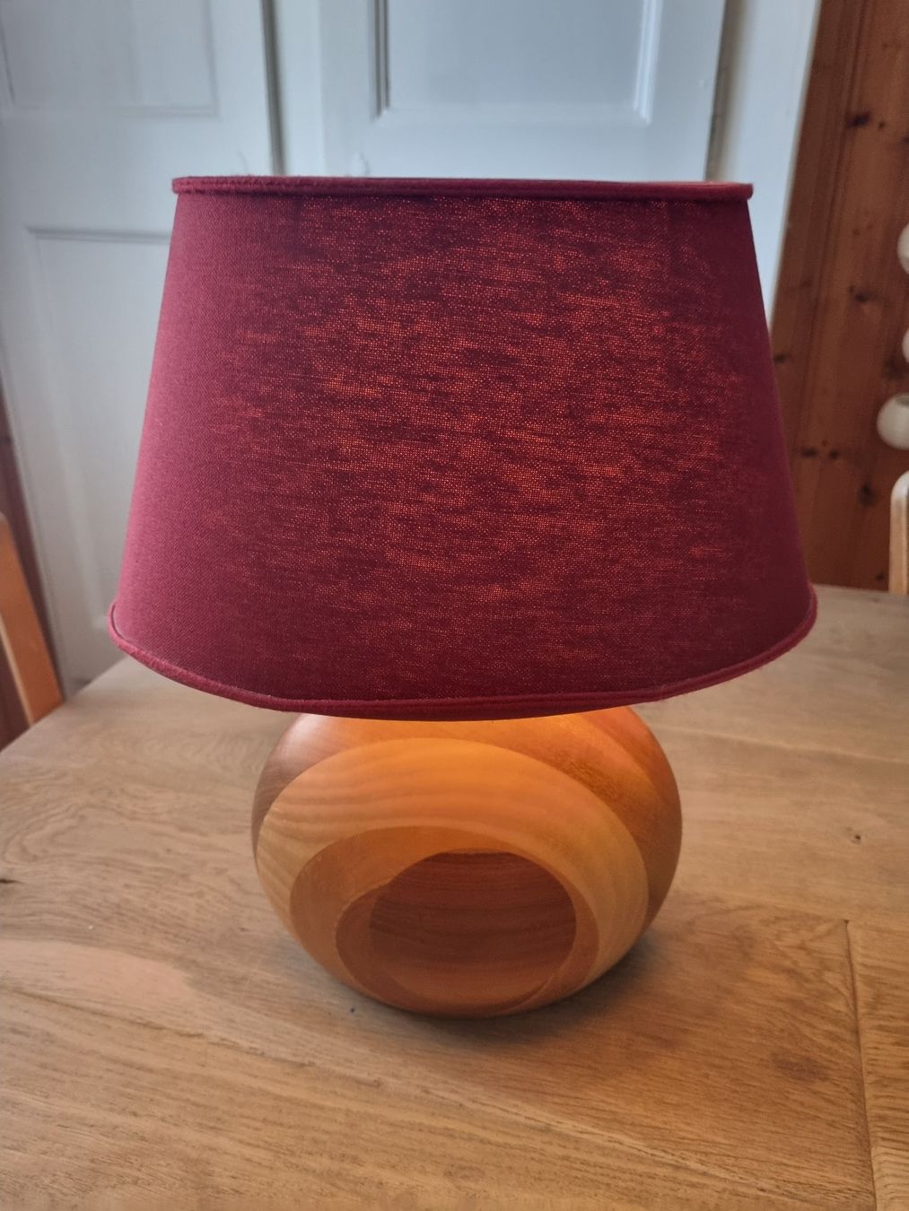 Lampade: Lampe de table, pied en bois massif – Usato da Lavey-les-Bains venduto da Etre-Ange 1