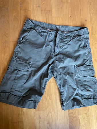 Defekte Carhartt WIP Cargo Shorts, Grün, Grösse 32