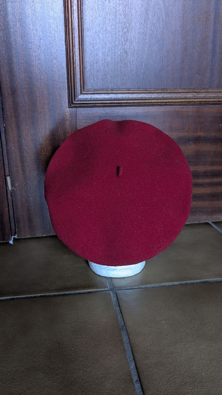 Copricapi, berretti & cappellini: Rotes woll Beret – Nuovo (secondo la descrizione) da Emmenbrücke venduto da dragonfly_8 1