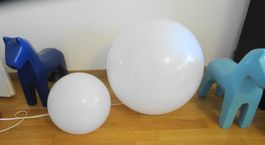Zwei VISO Kugel Lampen weiss Kunststoff Globe Bodenlampen