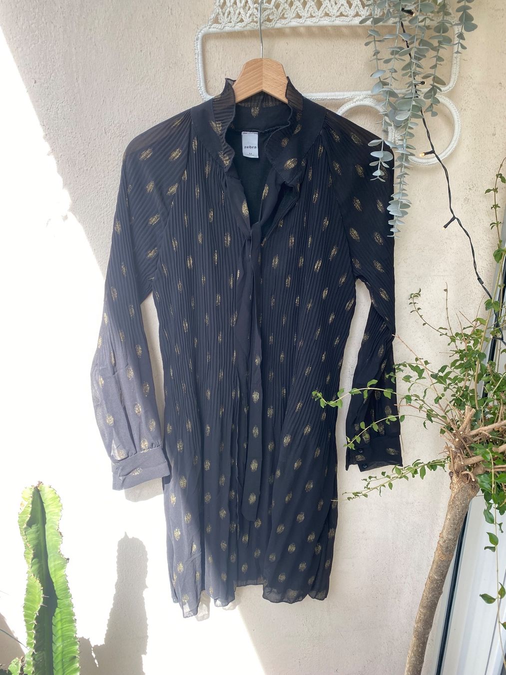 Zebra Vestiti: Robe noire à pois dorés zebra taille M – Usato da Genève venduto da lejardindesvetements