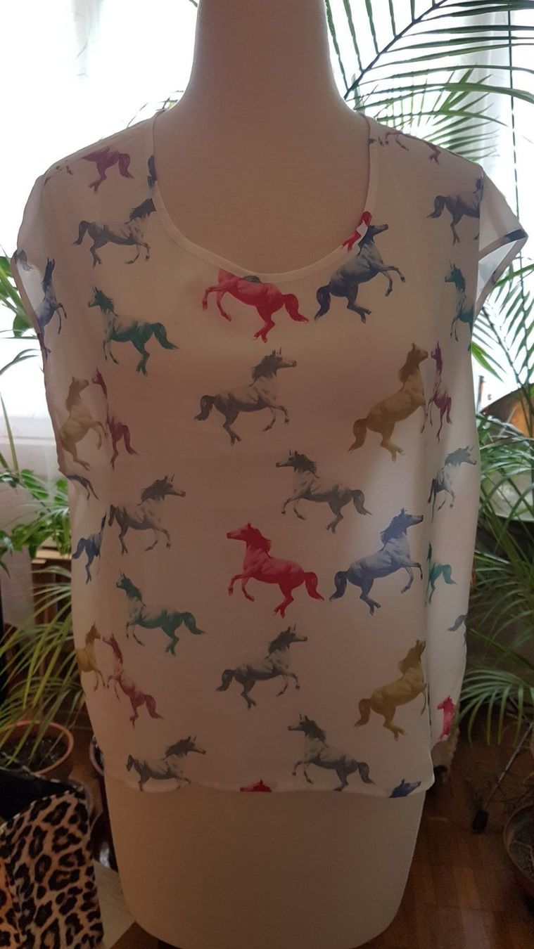 H&M Camicette: Weisse Sommerbluse mit Pferdemotiven – Nuovo (secondo la descrizione) da Oberengstringen venduto da Asteroid56