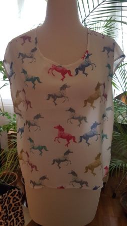 Weisse Sommerbluse mit Pferdemotiven