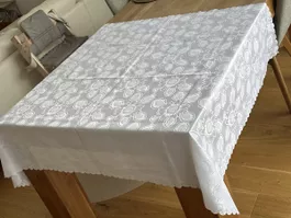 Tischdecke weiss mit Blumenmuster guter Zustand
