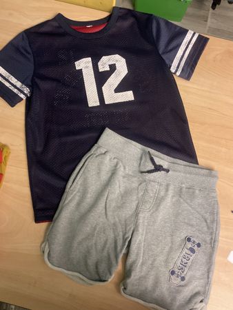 Sportliches Outfit für coole Jungs Gr. 140