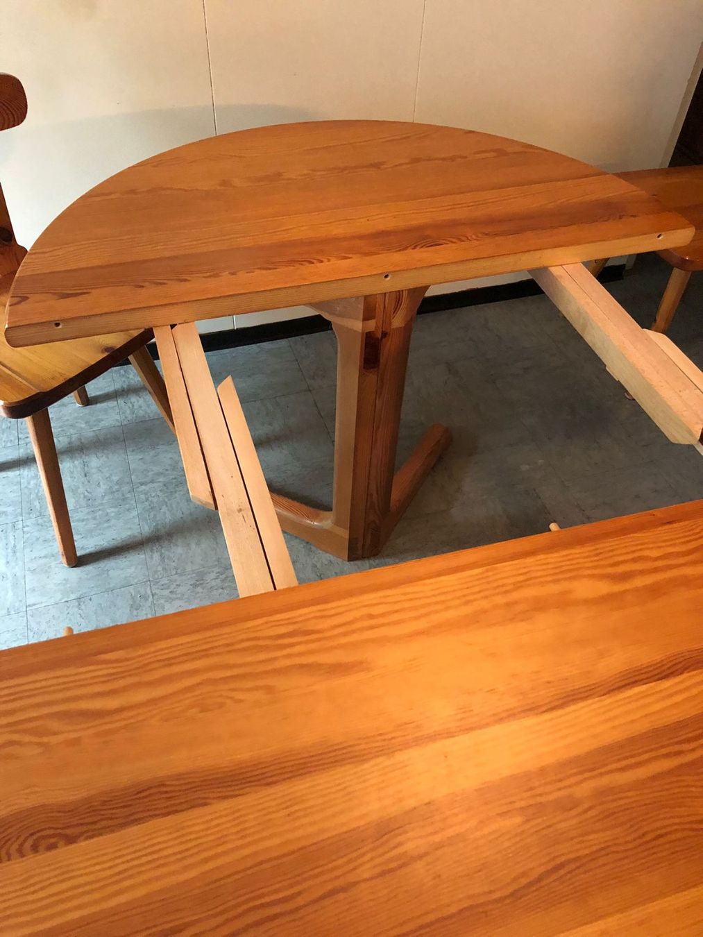 Tischset: Auszugstisch Holz rund mit 4 Stühlen – Gebraucht aus Röschenz von Tashroal 2